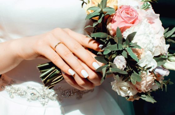 woman-holding-white-and-pink-roses-bouquet